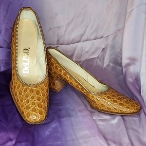 EUC VINTAGE DeLISO alligator embossed low heels size 7.5